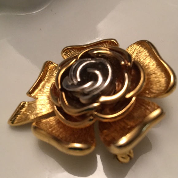 Vintage Flower brooch - Picture 7 of 8